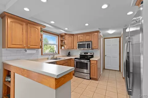 Kitchen - 12 Oriole Path, Liverpool, NY 13090 photo 2 of 5