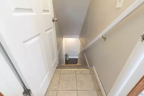 Entry Way - 12 Oriole Path, Liverpool, NY 13090 photo 2 of 2