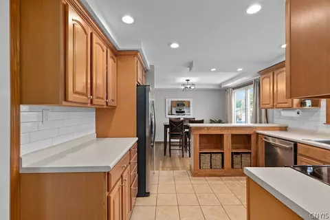 Kitchen - 12 Oriole Path, Liverpool, NY 13090 photo 4 of 5