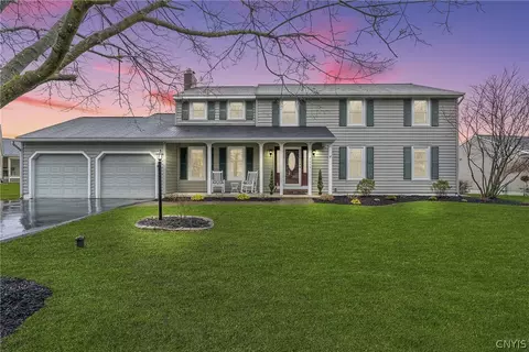7555 Sugarwood Ln, Syracuse, NY 13212