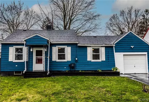 320 Cloveridge Dr, Syracuse, NY 13206