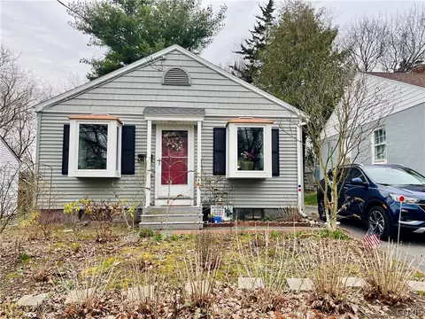 332 Cloveridge Dr, Syracuse, NY 13206