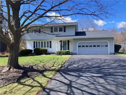 102 Hawthorne Dr, Camillus, NY 13031