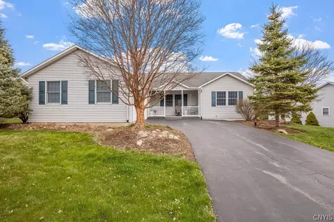 5392 British Open Ln, Camillus, NY 13031
