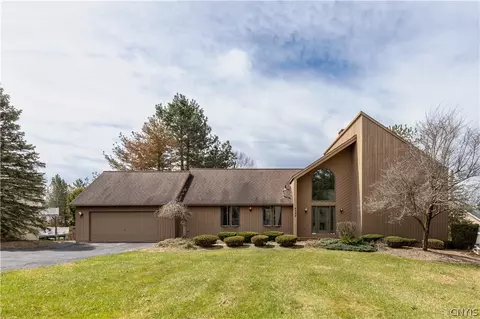 8282 Prestwick Dr, Manlius, NY 13104