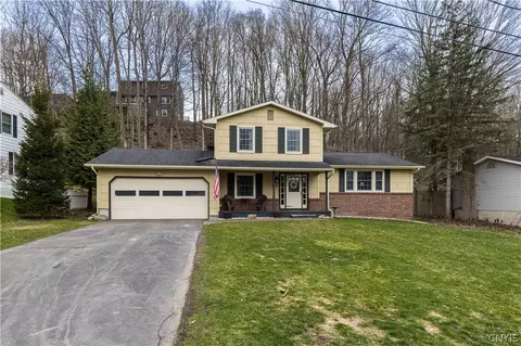 7804 Ravenswood Ln, Manlius, NY 13104