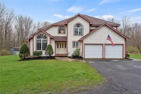 68 Creekside Dr, Volney, NY 13069