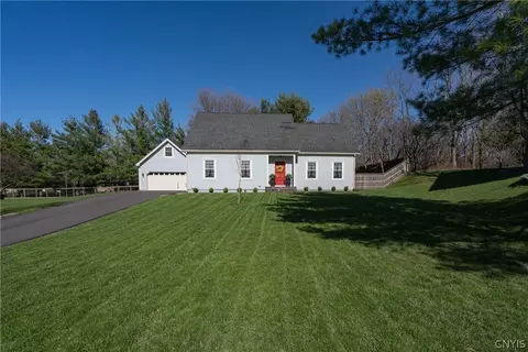 705 Greensview Dr, Watertown, NY 13601