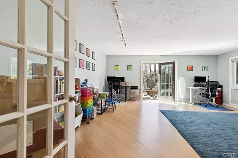 Entry Way - 5157 Montgomery Rd, Fayetteville, NY 13066 photo 2 of 4
