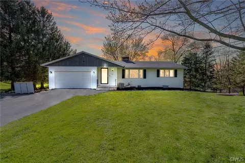 9 Farview Cir, Camillus, NY 13031