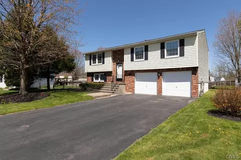 8088 Crockett Dr, Cicero, NY 13039