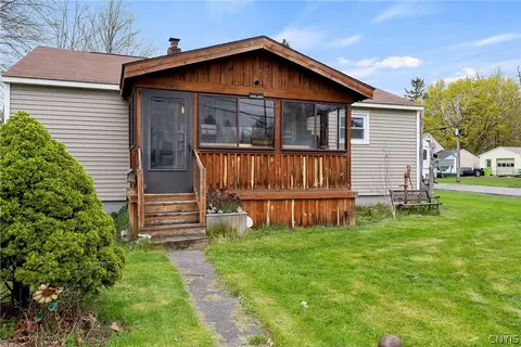 609 E Molloy Rd, Salina, NY 13211