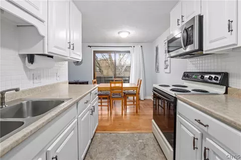 Kitchen - 39 Watertree Dr, East Syracuse, NY 13057 photo 5 of 5