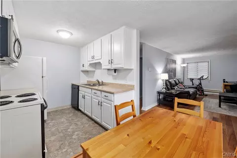 Kitchen - 39 Watertree Dr, East Syracuse, NY 13057 photo 3 of 5