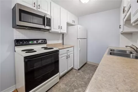 Kitchen - 39 Watertree Dr, East Syracuse, NY 13057 photo 4 of 5