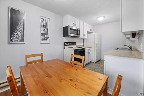 Kitchen - 39 Watertree Dr, East Syracuse, NY 13057 photo 2 of 5