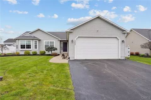 8695 Pizzuto Dr, Cicero, NY 13039