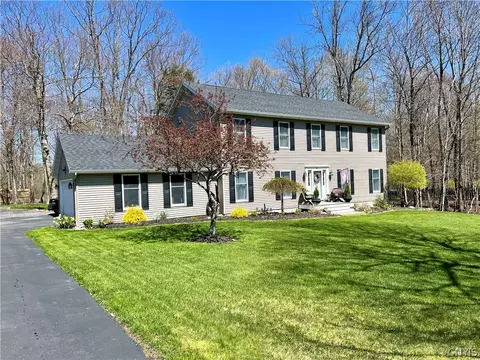 19 Kathleen Dr, Oswego, NY 13126