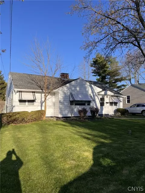 316 Kenwick Dr, Syracuse, NY 13208