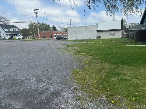 118 E Molloy Rd, Salina, NY 13211