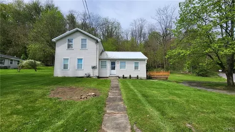 39 Orchard St, Galen, NY 14433