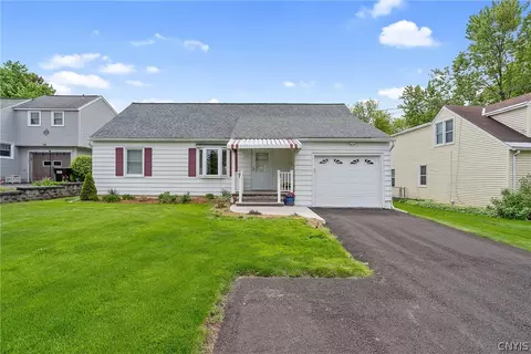 124 Chestnut Hill Dr, Salina, NY 13088