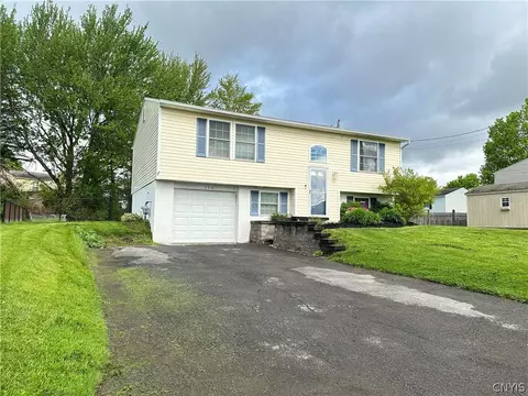8239 Elaine Cir, Clay, NY 13090