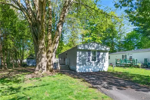 135 Concord Dr, Utica, NY 13502