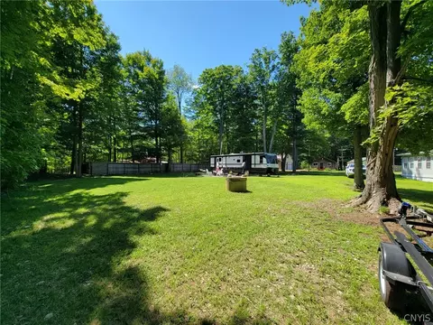 15 White Pines Dr, Sandy Creek, NY 13142