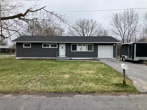 15 Mcintosh St, Clay, NY 13090