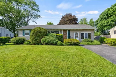 416 Skiff Dr, Salina, NY 13211