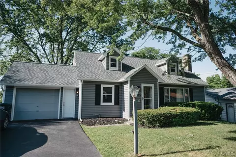 135 Robbins Ln, Syracuse, NY 13214