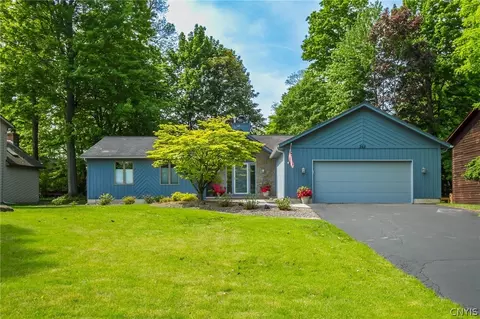 262 Creighton Ln, Greece, NY 14612
