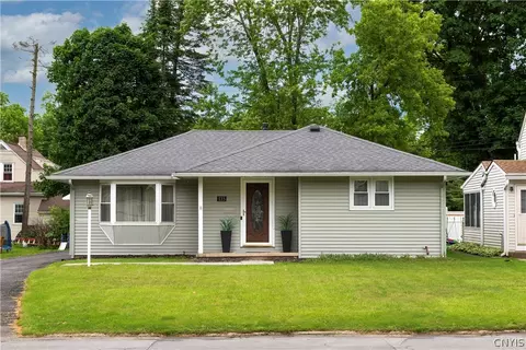 135 Kensington Dr, Utica, NY 13501
