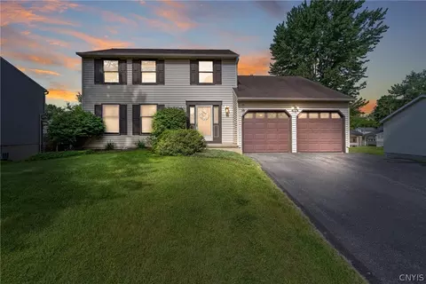 5352 Strawflower Dr, Syracuse, NY 13212