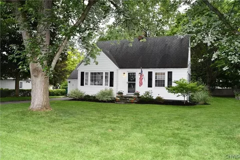 7517 River Rd, Lysander, NY 13027