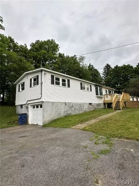 14 Grove St, Tully, NY 13159