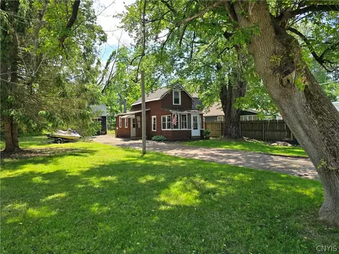 2328 Oneida St, Verona Beach, NY 13162