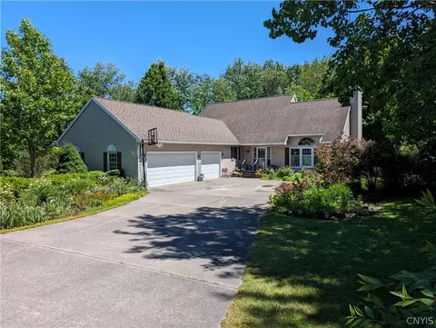 92 Garden Dr, Scriba, NY 13126