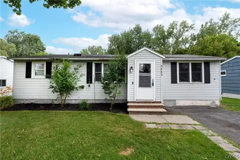5863 Reis Dr, Cicero, NY 13039