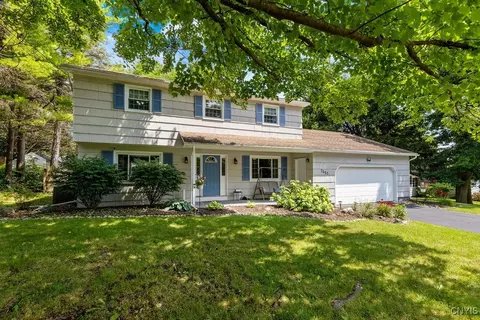 7651 Farmington Rd, Manlius, NY 13104