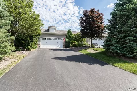 145 Avriel Dr, Fayetteville, NY 13066