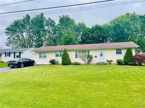 4870 Thornwood Dr, Salina, NY 13088