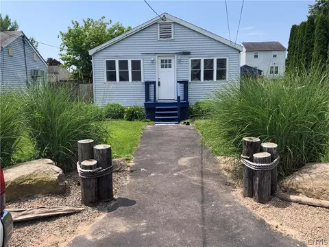 7104 Lakeshore Rd, Cicero, NY 13039