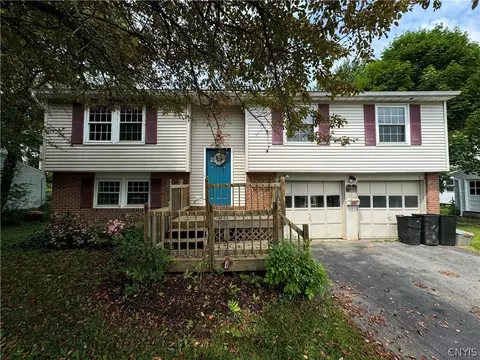 11 Nectarine Ln, Clay, NY 13090