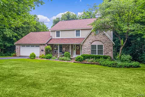21 Tennyson Cir, New Hartford, NY 13413