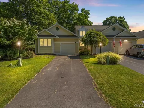 101 Timber Ridge Dr, Camillus, NY 13031