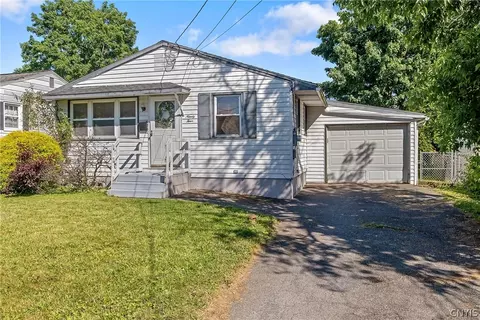 94 Troyon St, Salina, NY 13088