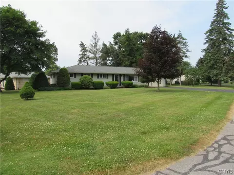 104 Hibiscus Dr, Syracuse, NY 13212