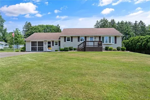 7620 Merritt Dr, Lysander, NY 13027